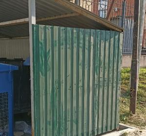 Выполнена замена повреждённого профильного листа на контейнерной площадке дома №17 по улице Саввинской