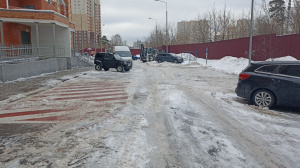 Провели уборку снега на придомовой территории дома № 8к6 по улице Карбышева
