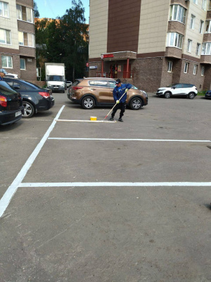 Обновили разметку на парковочных местах на улице Саввинская, дома: 3, 17, 17А и 17Б